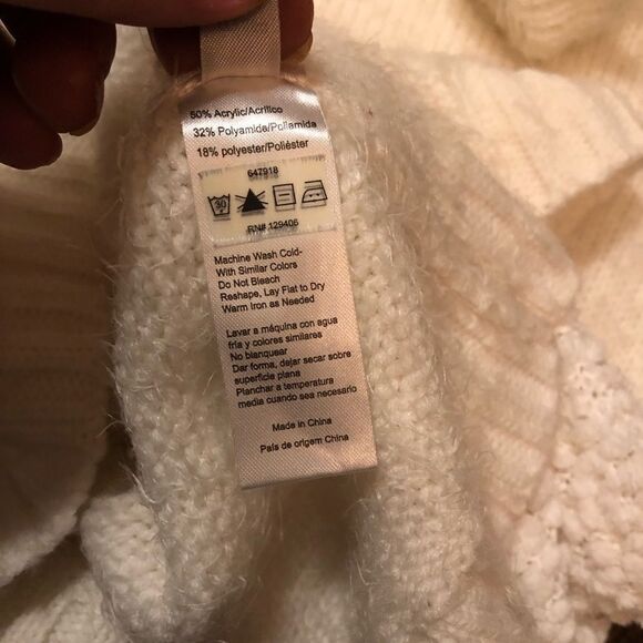 Beautiful white plush turtle neck by Venus - Picture 8 of 8